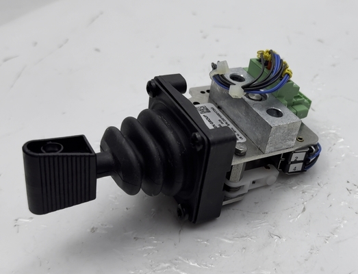 W50 Joystick Control Stick 24V Control Handle 194444 เครื่องสลับยกเข็มขัดขนส่งสําหรับชิ้นส่วนเครื่องบดถนน